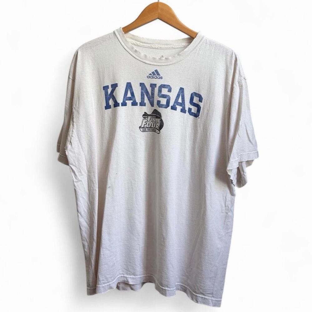 Vintage Y2K Kansas March Madness Final 4 Basketball Men’s L Distressed Tee